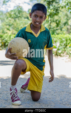 Ritratto di un giovane ragazzo singalese, Ella, Sri Lanka Foto Stock