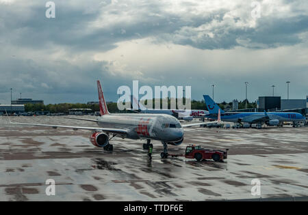 Un getto 2 Boeing 737 attende al gate di atterraggio per l'imbarco di passeggeri Foto Stock