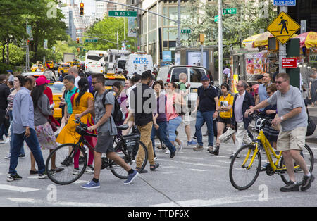 L'angolo sud-ovest di Central Park a Columbus Circle è sempre occupato con i frequentatori del parco e turisti. Foto Stock