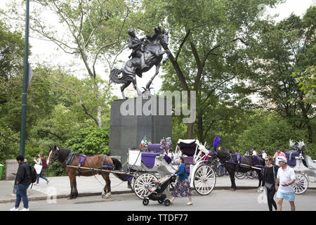 Horse & buggy parco sotto José Julián Martí statua a 59th Street & Center Drive presso il Central Park di New York. José Martí, in piena José Julián Martí y Pérez, ( Foto Stock