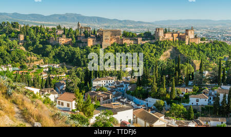 Vista panoramica del Palazzo Alhambra e il quartiere Albaicin di Granada. Andalusia, Spagna. Foto Stock