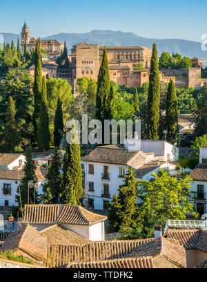 Vista panoramica del Palazzo Alhambra e il quartiere Albaicin di Granada. Andalusia, Spagna. Foto Stock