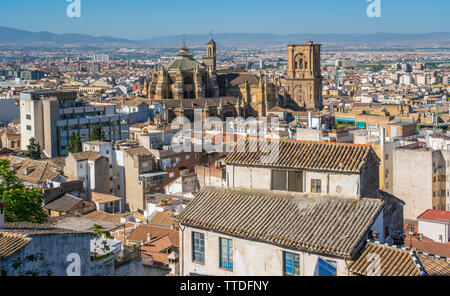 Vista panoramica a Granada con la cattedrale in una mattina di sole. Andalusia, Spagna. Foto Stock