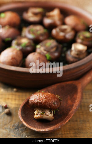 Cotto al forno funghi champignon con burro, prezzemolo e aglio arrostito in tazza marrone Foto Stock