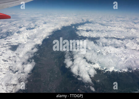 Vista da una finestra di cabina di un Boeing 737 sopra le nuvole Foto Stock
