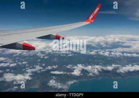 Vista da una finestra di cabina di un Boeing 737 sopra le nuvole Foto Stock