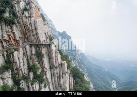 Il listone sanhuang modo fissata al lato della scogliera sul Monte brano nella Provincia di Henan in Cina. Foto Stock