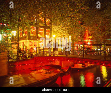 Ponte sul canale nel quartiere a luci rosse (de Wallen), Amsterdam, Olanda settentrionale. Regno dei Paesi Bassi Foto Stock
