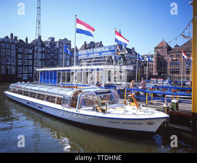 Canal Ferry Terminal, Damrak, Amsterdam, Olanda settentrionale, il Regno dei Paesi Bassi Foto Stock
