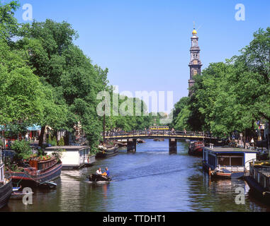 Il Westertoren tower e canal scena, Grachtengordel, Amsterdam, Olanda settentrionale, il Regno dei Paesi Bassi Foto Stock