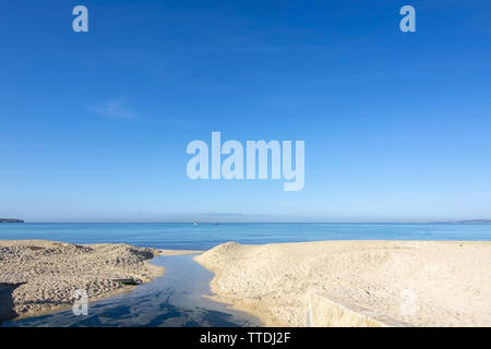 Scarico fognario nel fiume di raggiungere e inquinare il mare Mediterraneo al di fuori di Palma de Mallorca, Spagna. Foto Stock