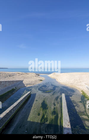 Scarico fognario nel fiume di raggiungere e inquinare il mare Mediterraneo al di fuori di Palma de Mallorca, Spagna. Foto Stock