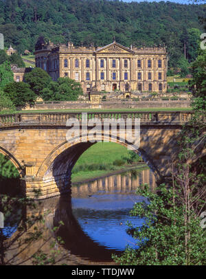 Xvi secolo Chatsworth House sul fiume Derwent, Edensor, Derbyshire, England, Regno Unito Foto Stock