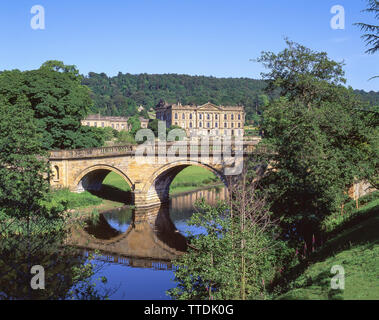 Xvi secolo Chatsworth House sul fiume Derwent, Edensor, Derbyshire, England, Regno Unito Foto Stock