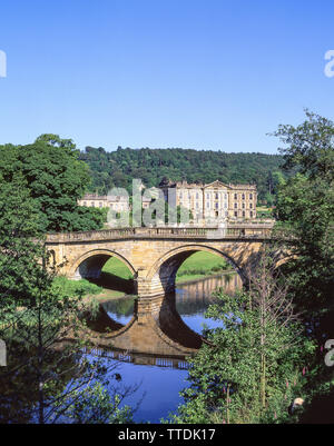 Xvi secolo Chatsworth House sul fiume Derwent, Edensor, Derbyshire, England, Regno Unito Foto Stock