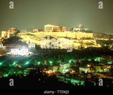 L'Acropoli di Atene da Mousion Hill al crepuscolo, Atene (Athina), il centro di Atene, Grecia Foto Stock