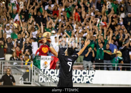 Raúl Jiménez (9) festeggia dopo aver segnato il suo tutore e Messico della quinta della notte contro Cuba nella loro partita di apertura del 2019 Gold Cup. Foto Stock