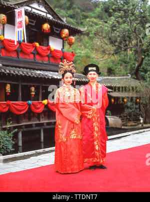 Coppie in viaggio di nozze in costume nazionale, Dinastia Sung Village, Kowloon, Hong Kong, Repubblica Popolare di Cina Foto Stock