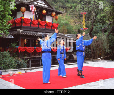 Acrobatico Cinese display, Dinastia Sung Village, Kowloon, Hong Kong, Repubblica Popolare di Cina Foto Stock