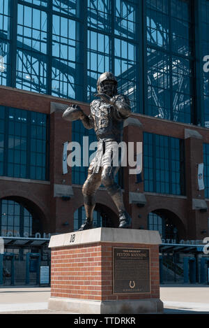 Peyton Manning statua si trova al di fuori di Lucas olio Stadium. Foto Stock