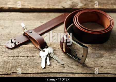 Accessori alla moda su sfondo di legno Foto Stock