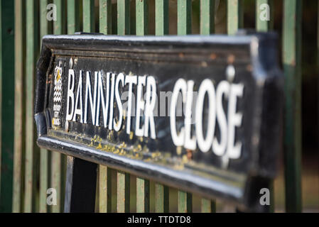 Strada segno sulla ringhiera vicino, Oxford Foto Stock