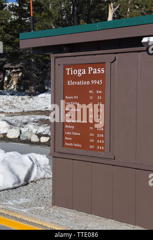 Rangers stazione a pagamento presso l'ingresso orientale al Parco Nazionale di Yosemite sull'autostrada 120 il Tioga Pass. California ; Stati Uniti Foto Stock