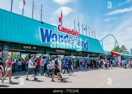 Le persone che visitano il Canada's Wonderland Amusement Park a Vaughan, ontario, Canada Foto Stock