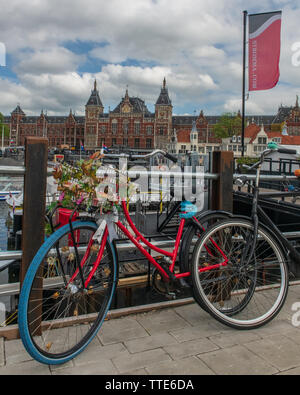 Amsterdam Central / Amsterdam Centraal - la stazione ferroviaria centrale / stazione ferroviaria di Amsterdam Paesi Bassi Foto Stock