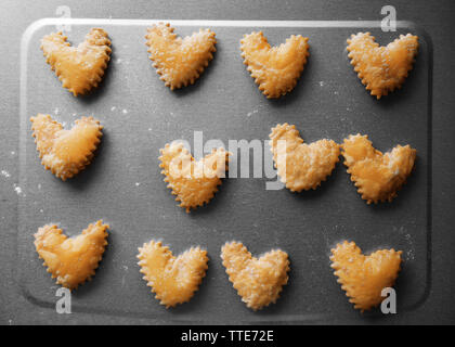 A forma di cuore i cookie su un vassoio da forno, primo piano Foto Stock