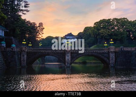 Tokyo, Giappone - 28 Aprile 2018: ponte Nijubashi davanti a Tokyo Imperial Palace è uno dei più noti bridge in Giappone, il vecchio ponte è stato un Foto Stock