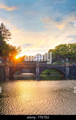 Tokyo, Giappone - 28 Aprile 2018: ponte Nijubashi davanti a Tokyo Imperial Palace è uno dei più noti bridge in Giappone, il vecchio ponte è stato un Foto Stock