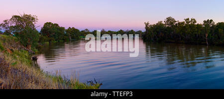 Guardando a monte verso Gol Gol. Fiume Murray bagnata nella ​afterglow del tramonto. Foto Stock