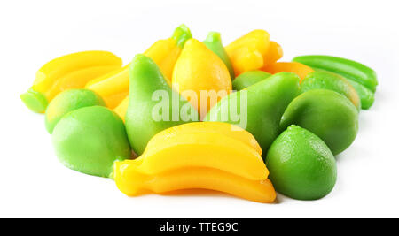 Gelatine di frutta caramelle isolato su bianco Foto Stock