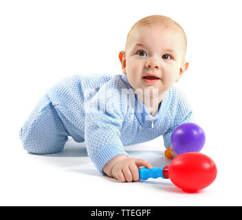 Adorable baby con plastica giocattoli musicali isolati su sfondo bianco Foto Stock