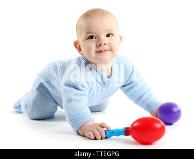 Adorable baby con plastica giocattoli musicali isolati su sfondo bianco Foto Stock