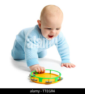 Adorable baby con plastica colorata tamburello isolati su sfondo bianco Foto Stock