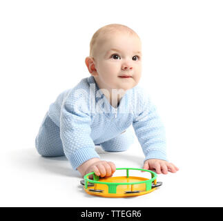 Adorable baby con plastica colorata tamburello isolati su sfondo bianco Foto Stock