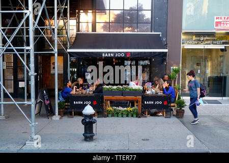 Fienile Joo, 35 Union Square West, New York, NY. esterno alla vetrina di un ristorante coreano e cafè sul marciapiede in Union Square a Manhattan. Foto Stock