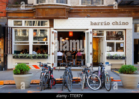 Barrio Chino, 253 Broome Street, New York, NY. esterno alla vetrina di un asian fusion eatery nel quartiere di Lower East Side di Manhattan. Foto Stock