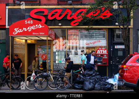 Sarge, 548 3rd Avenue, New York, NY. esterno alla vetrina di un negozio di alimentari, pastrami ristorante nel quartiere di Murray Hill di Manhattan. Foto Stock