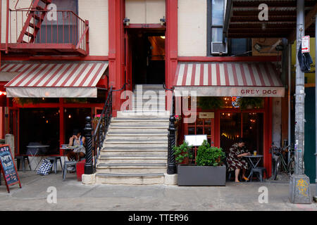 Il cane Grigio Chelsea, 242 W 16th Street, New York, NY. esterno alla vetrina di un ristorante nel quartiere di Chelsea di Manhattan. Foto Stock