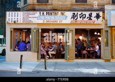 Kiki's, 130 Division Street, New York, New York. Facciata esterna di un ristorante nella gentrificante Chinatown 'Dimes Square' di Manhattan/Lower East Side Foto Stock