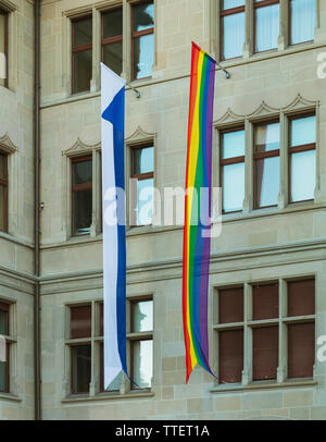 Zurich, Svizzera - 16 Giugno 2019: facciata della Zurich municipio edificio decorato con una bandiera arcobaleno del movimento LGBT e una bandiera di Zurigo f Foto Stock