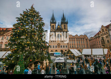 Praga, Repubblica Ceca - 30 dicembre 2018: Mercatino di Natale di Stare Mesto piazza vecchia, la chiesa di Santa Maria di Týn, Boemia, Praga Foto Stock