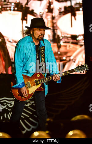 Indio, California, 27 aprile 2019, Gary Rossington dei Lynyrd Skynyrd sul palco di eseguire ad una energica folla allo stadio in pullman il Festival di musica Foto Stock