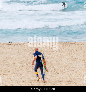 Surfers in azione sul Bondi Beach a Sydney in Australia Foto Stock