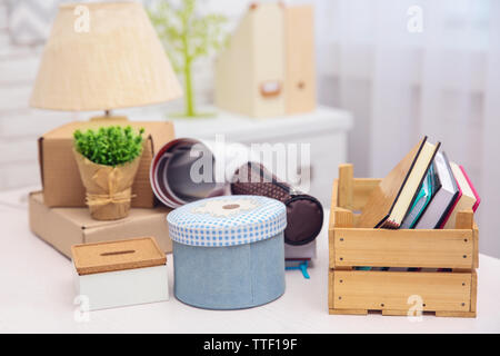 Il cartone e scatole di legno con le cose per il trasferimento sul tavolo luminoso Foto Stock