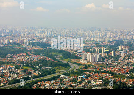 Vista panoramica sullo skyline cittadino della maggiore Sao Paulo, grande area metropolitana si trova in stato di San Paolo in Brasile Foto Stock