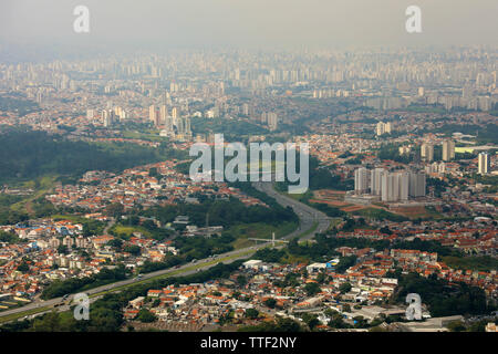 Vista panoramica sullo skyline cittadino della maggiore Sao Paulo, grande area metropolitana si trova in stato di San Paolo in Brasile Foto Stock